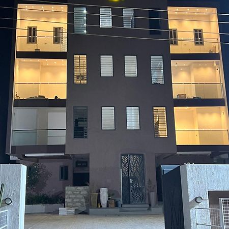 Bed and Breakfast Fowaa Lux Tema Exterior foto