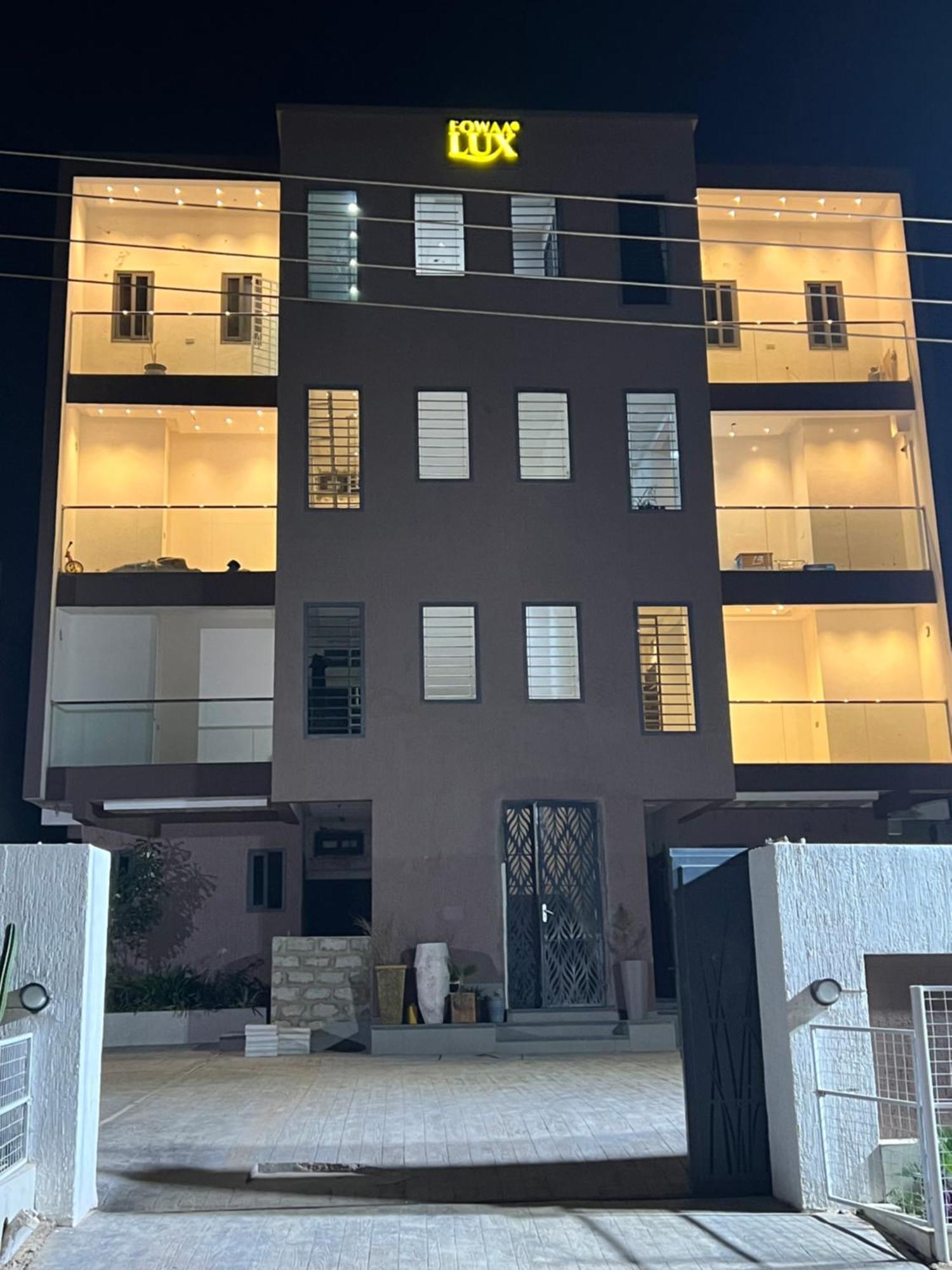 Bed and Breakfast Fowaa Lux Tema Exterior foto